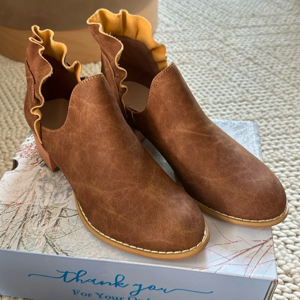 New size 6 ladies booties - Picture 1 of 9